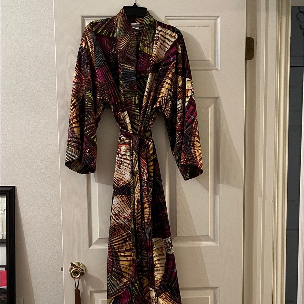 Natori beautiful butterfly like pattern -Elegant Multicolor Women's Robe - Picture 2 of 9